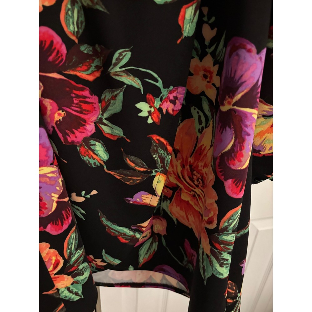 Siena Floral Wrap Dress – Size 10 – Elegant & Sexy with Self-Tie Belt - Picture 5 of 10